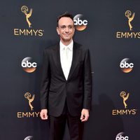 Hank Azaria en la alfombra roja de los Emmy 2016