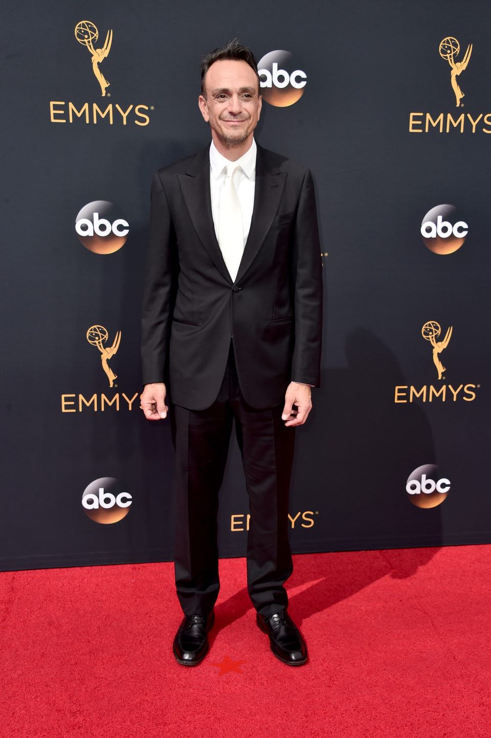 Hank Azaria en la alfombra roja de los Emmy 2016