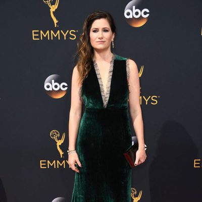 Kathryn Hahn en la alfombra roja de los Emmy 2016