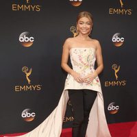 Sarah Hyland en la alfombra roja de los Emmy 2016