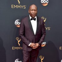 John Singleton en la alfombra roja de los Emmy 2016