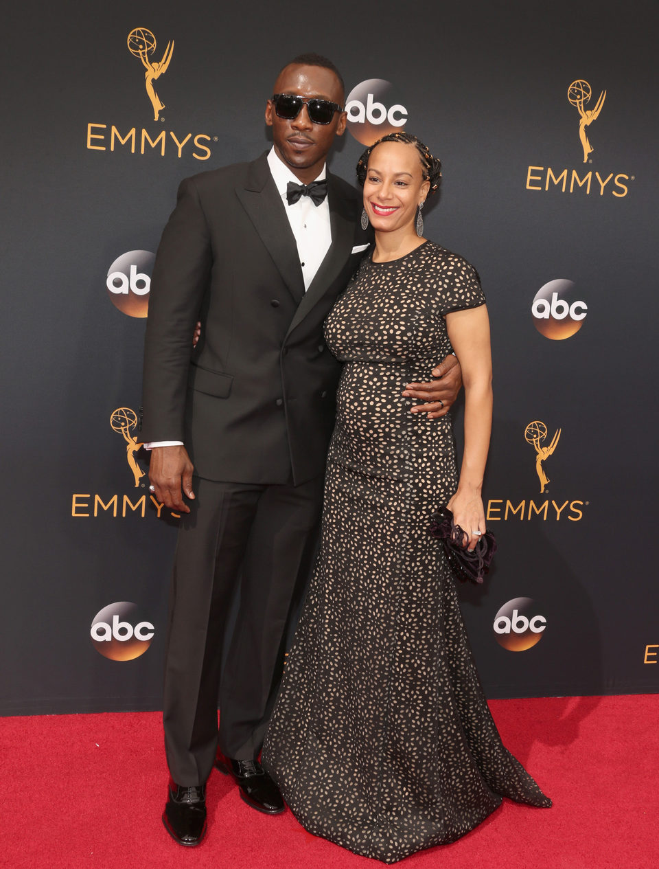 Matershala Ali y Amatus Ali en la alfombra roja de los Emmy 2016