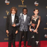 Gaten Matarazzo, Caleb McLaughlin y Millie Bobby Brown en la alfombra roja de los Emmy 2016