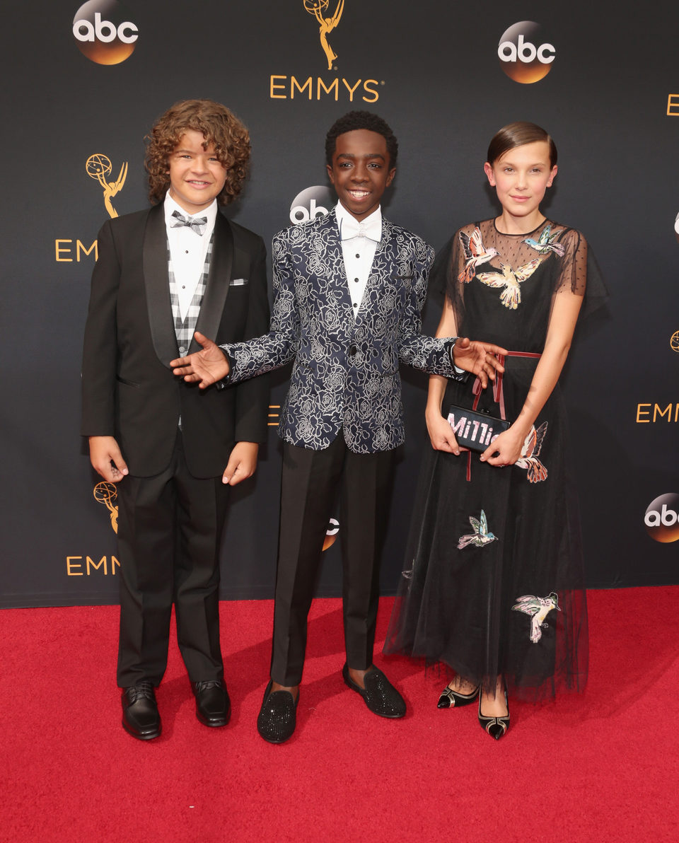 Gaten Matarazzo, Caleb McLaughlin y Millie Bobby Brown en la alfombra roja de los Emmy 2016