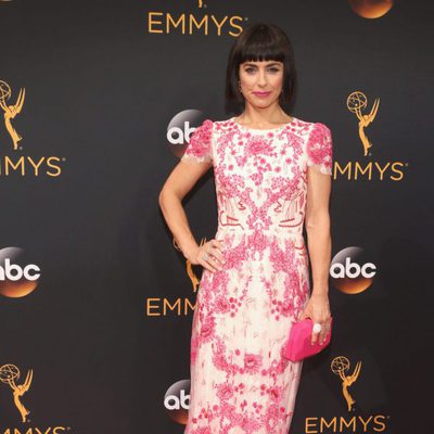 Constance Zimmer en la alfombra roja de los Emmy 2016