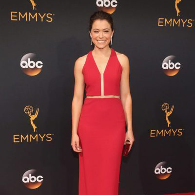 Tatiana Maslany en la alfombra roja de los Emmy 2016