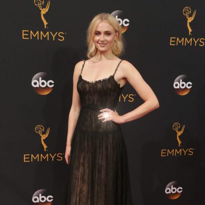 Sophie Turner en la alfombra roja de los Emmy 2016