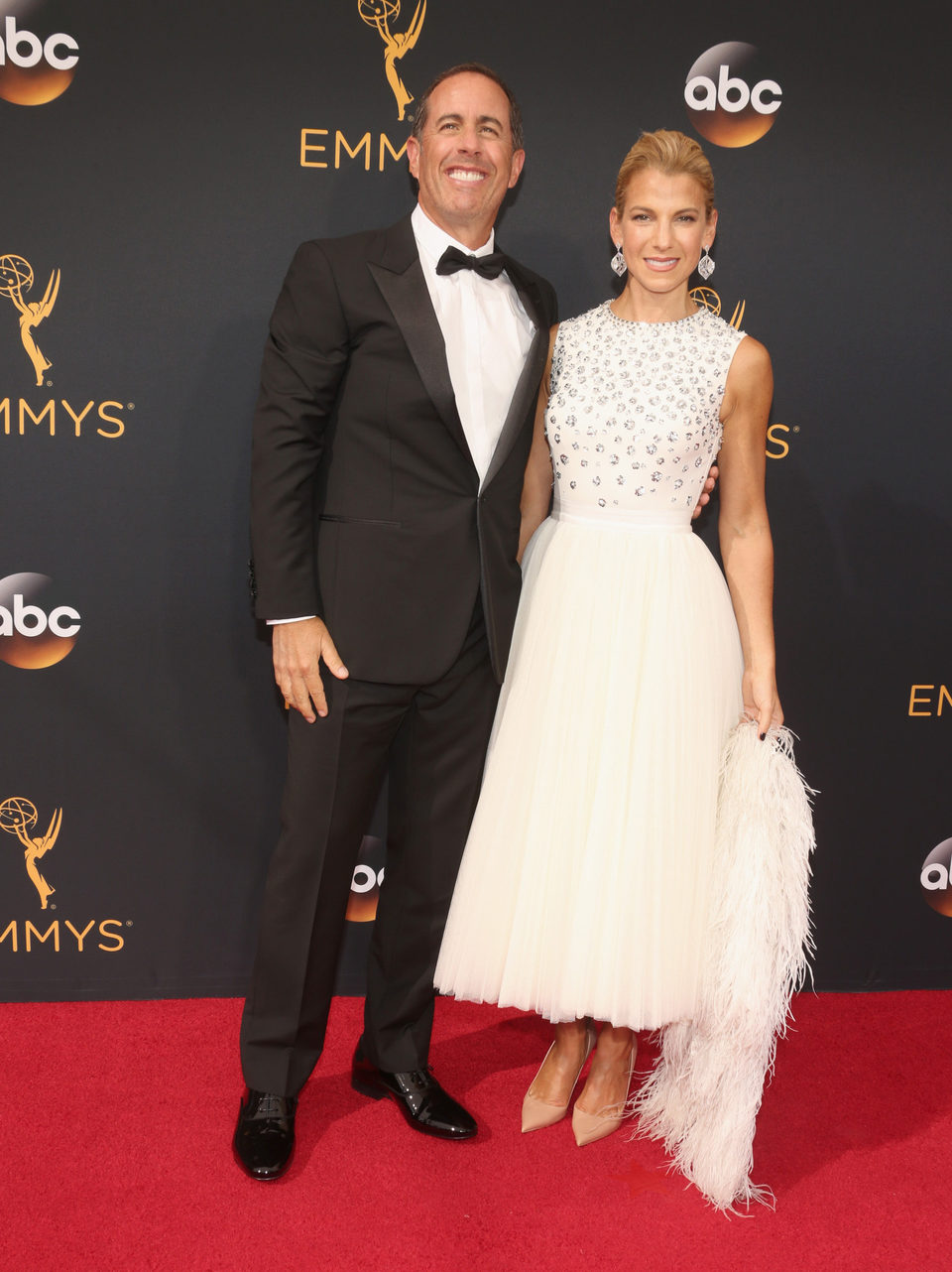 Jerry Seinfeld y Jessica Seinfeld en la alfombra roja de los Emmy 2016