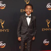 Miles Brown en la alfombra roja de los Emmy 2016