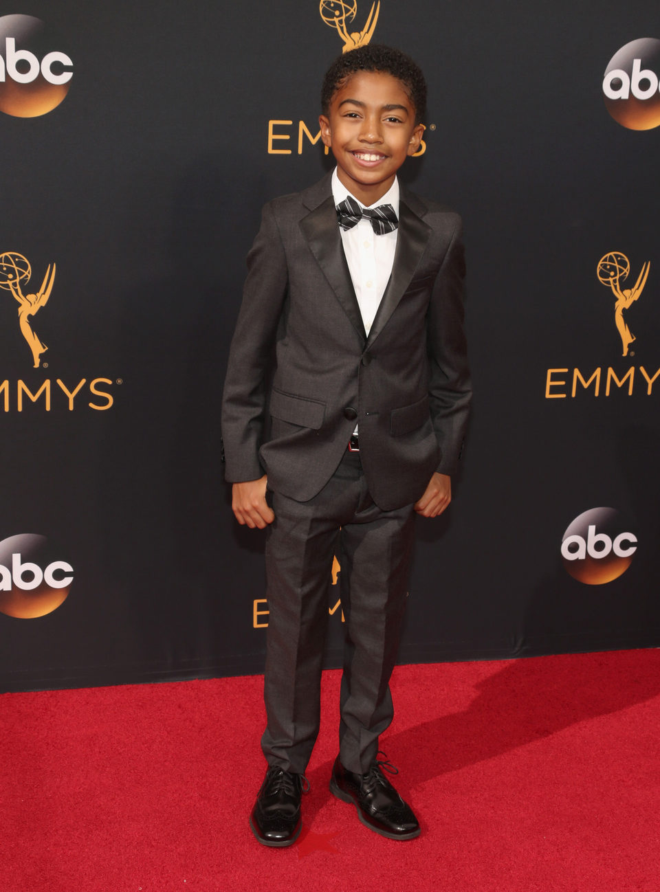 Miles Brown en la alfombra roja de los Emmy 2016