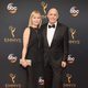 Jeffrey Tambor y  Kasia Ostlun en la alfombra roja de los Emmy 2016