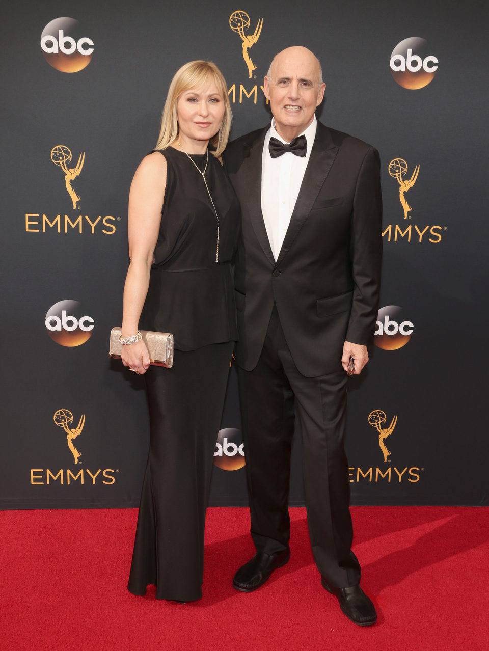 Jeffrey Tambor y  Kasia Ostlun en la alfombra roja de los Emmy 2016