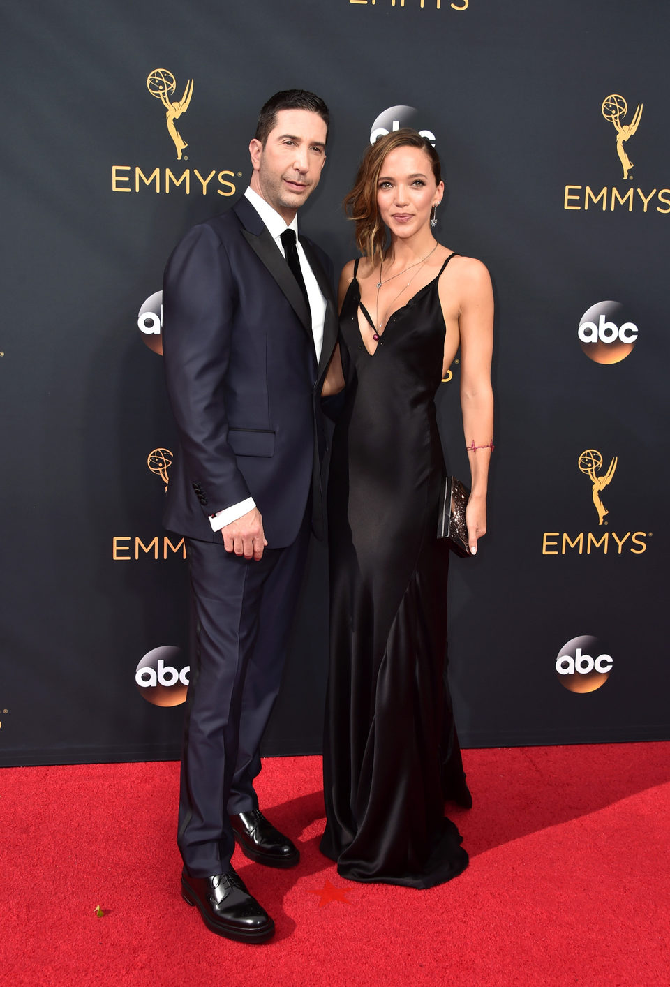 David Schwimmer y Zoe Buckman en la alfombra roja de los Emmy 2016