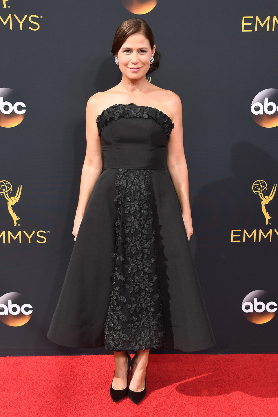 Maura Tierney en la alfombra roja de los Emmy 2016