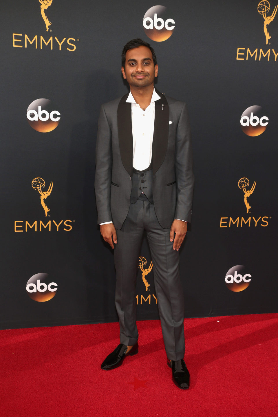 Aziz Ansari en la alfombra roja de los Emmy 2016