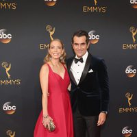 Ty Burrell y Holly Burrell en la alfombra roja de los Emmy 2016