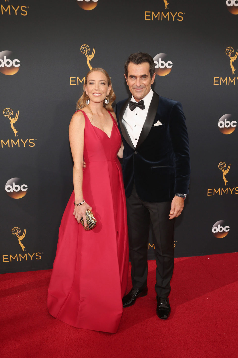 Ty Burrell y Holly Burrell en la alfombra roja de los Emmy 2016