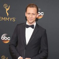 Tom Hiddleston en la alfombra roja de los Emmy 2016