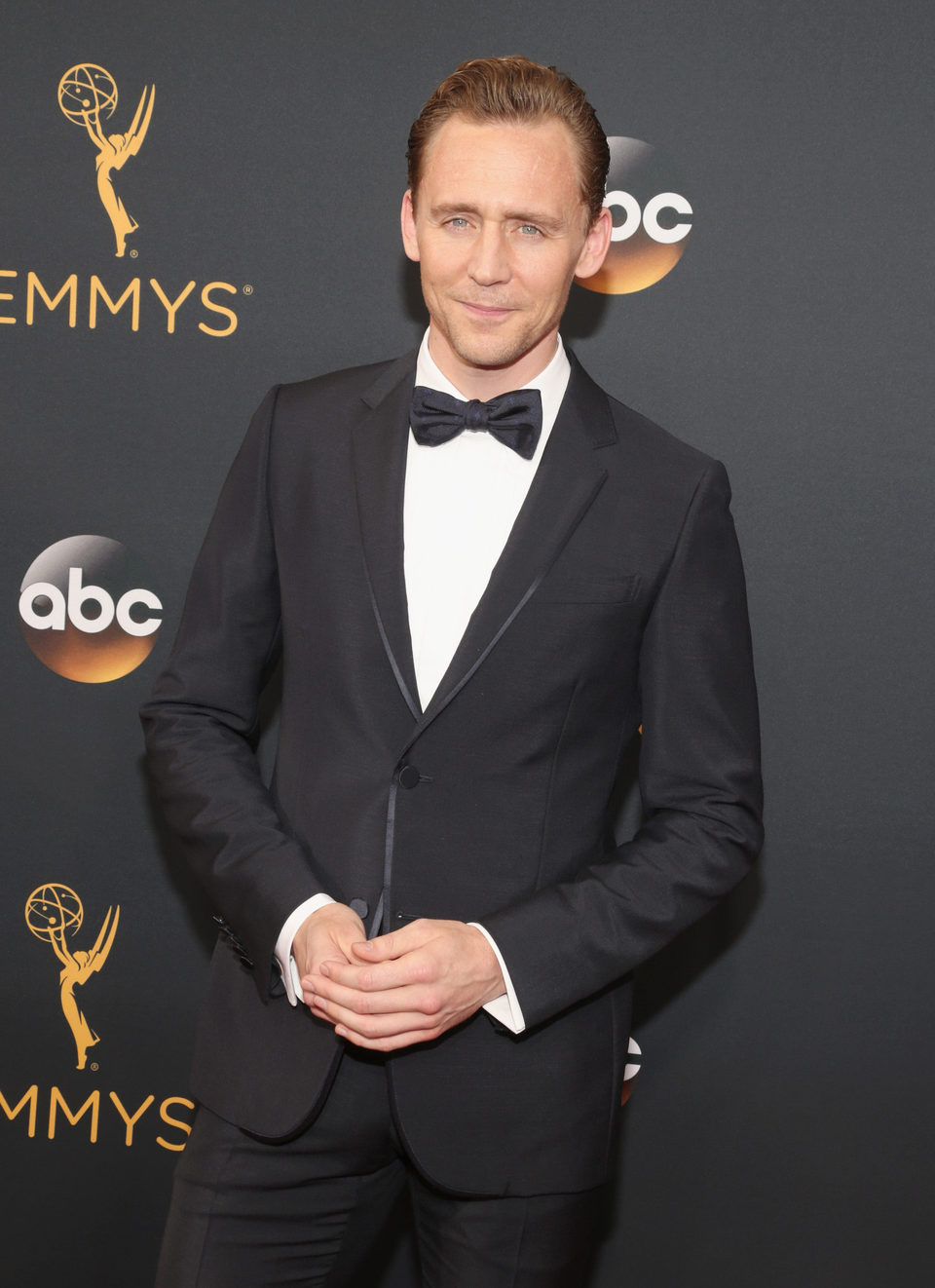 Tom Hiddleston en la alfombra roja de los Emmy 2016