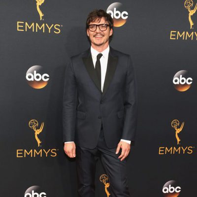 Pedro Pascal en la alfombra roja de los Emmy 2016