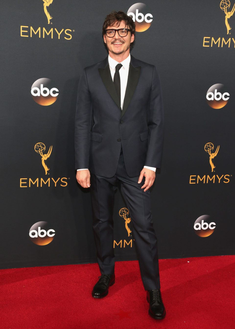 Pedro Pascal en la alfombra roja de los Emmy 2016