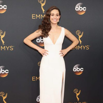 Emmy Rossum en la alfombra roja de los Emmy 2016