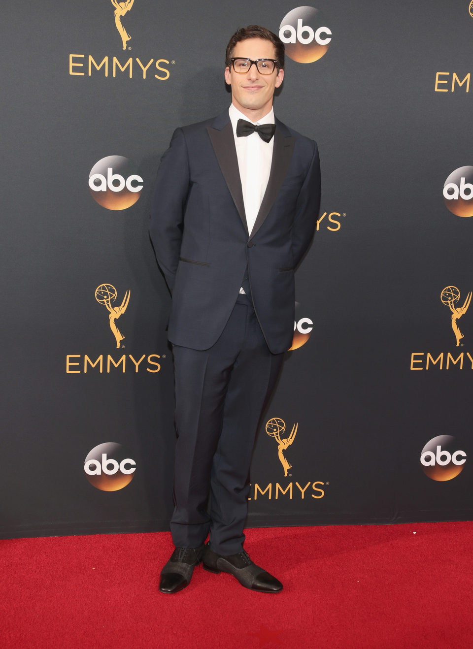 Andy Samberg en la alfombra roja de los Emmy 2016