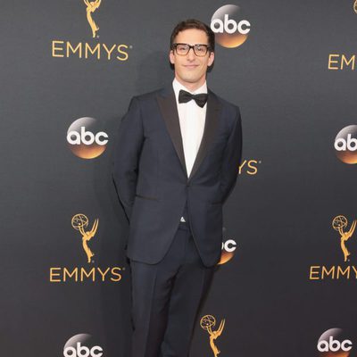 Andy Samberg en la alfombra roja de los Emmy 2016