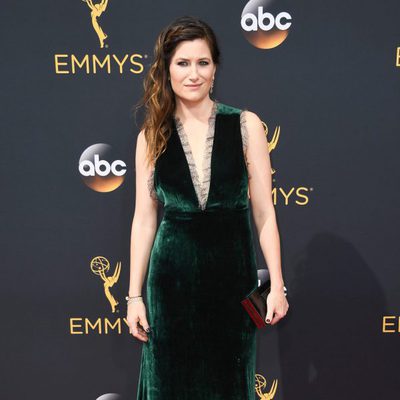 Kathryn Hahn en la alfombra roja de los Emmy 2016