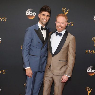 Jesse Tyler Ferguson and Justin Mikita en la alfombra roja de los Emmy 2016