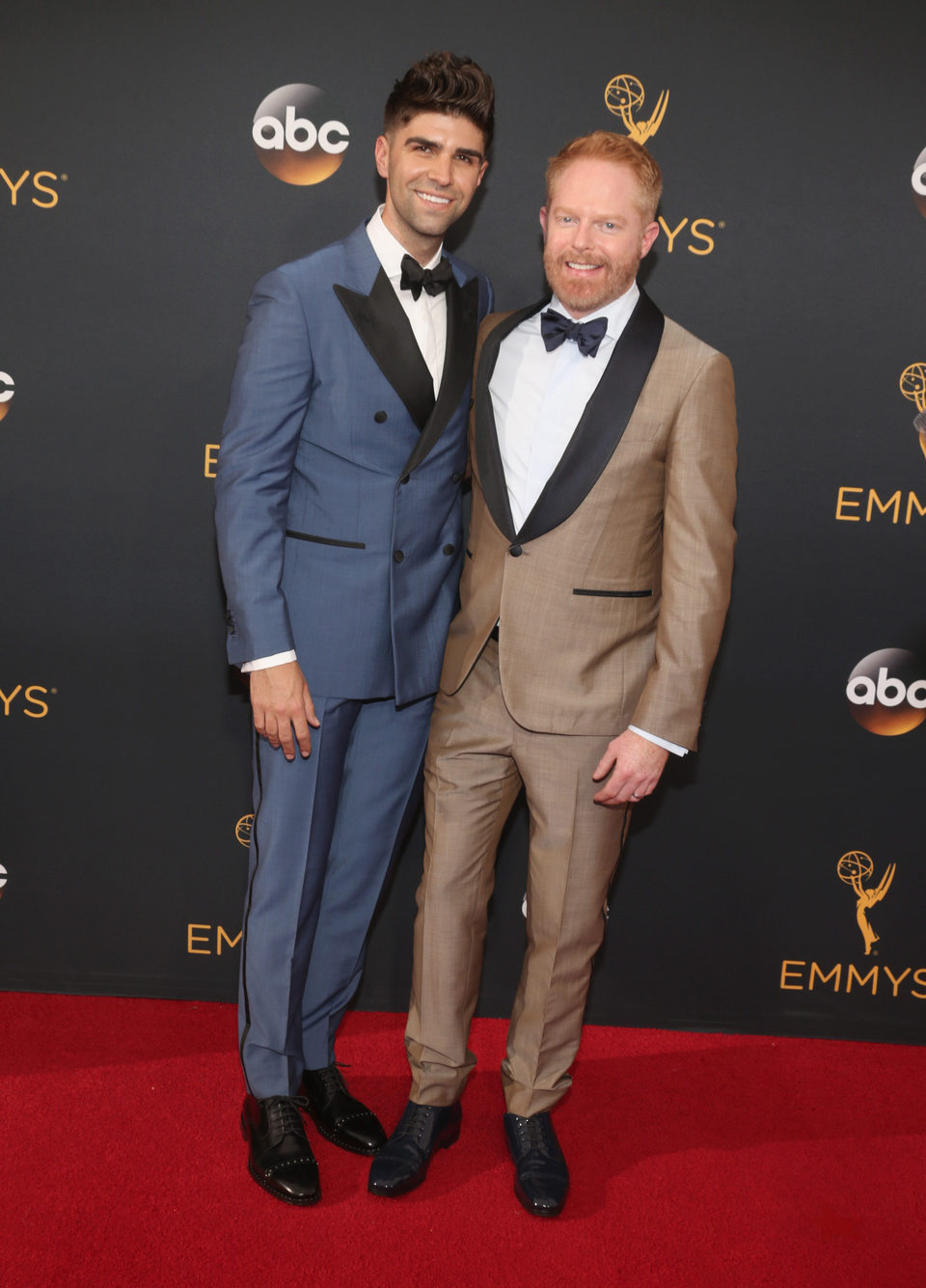 Jesse Tyler Ferguson and Justin Mikita en la alfombra roja de los Emmy 2016