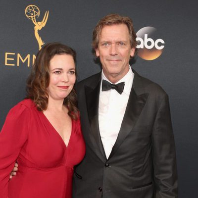 Hugh Laurie y Olivia Colman en la alfombra roja de los Emmy 2016