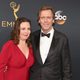 Hugh Laurie y Olivia Colman en la alfombra roja de los Emmy 2016