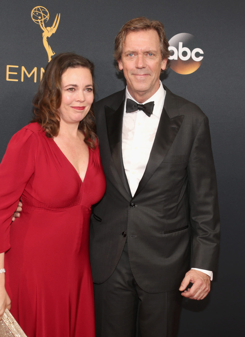 Hugh Laurie y Olivia Colman en la alfombra roja de los Emmy 2016