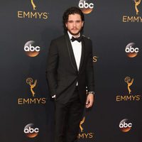 Kit Harington en la alfombra roja de los Emmy 2016