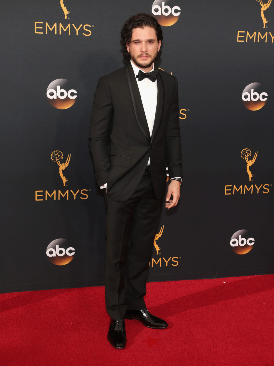 Kit Harington en la alfombra roja de los Emmy 2016