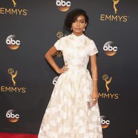 Yara Shahidi en la alfombra roja de los Emmy 2016