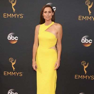 Minnie Driver en la alfombra roja de los Emmy 2016