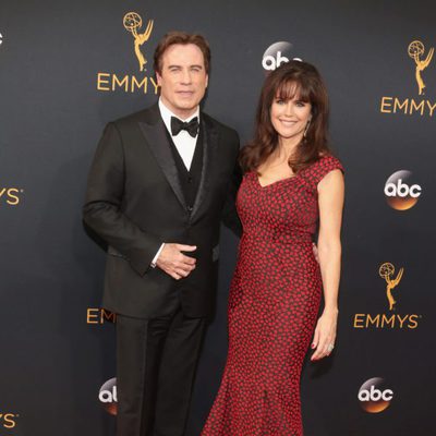 John Travolta y Kelly Preston en la alfombra roja de los Emmy 2016