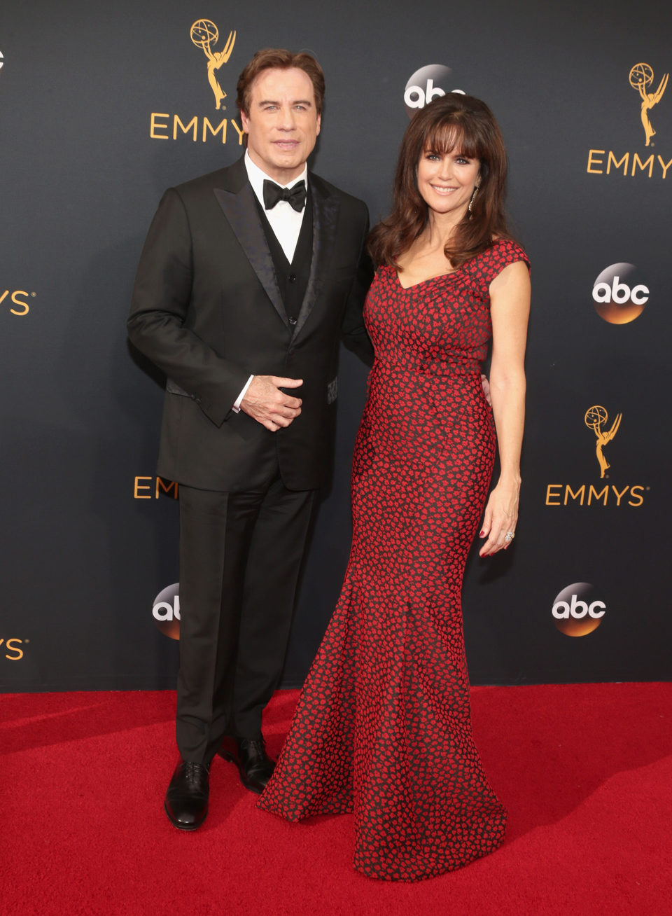 John Travolta y Kelly Preston en la alfombra roja de los Emmy 2016