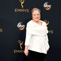 Kathy Bates en la alfombra roja de los Emmy 2016