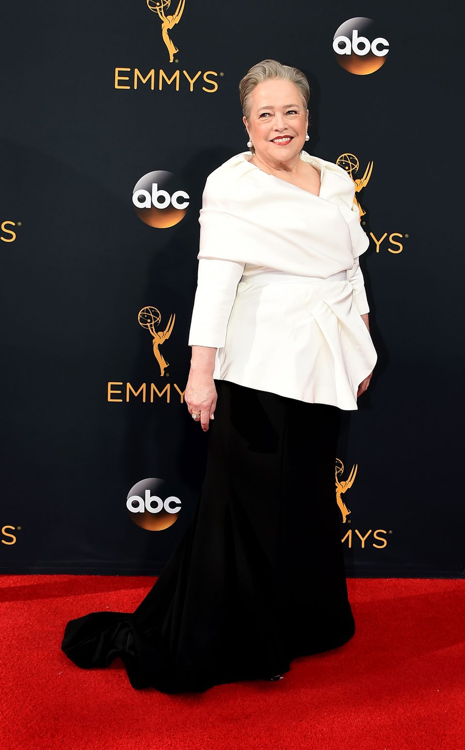 Kathy Bates en la alfombra roja de los Emmy 2016