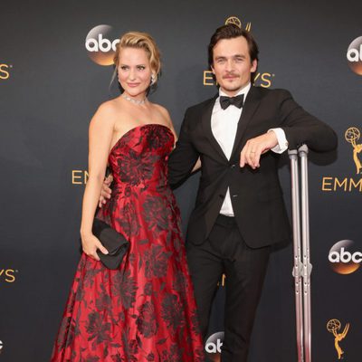 Rupert Friend and Aimee Mullins en la alfombra roja de los Emmy 2016