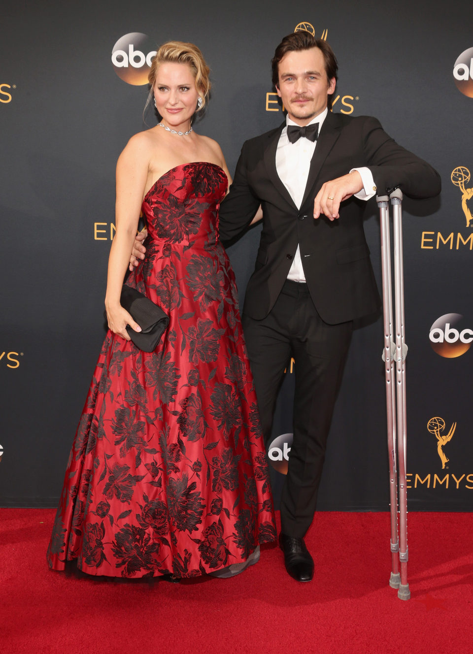 Rupert Friend and Aimee Mullins en la alfombra roja de los Emmy 2016