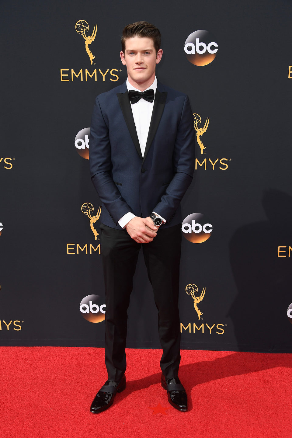 Alex MacNicoll en la alfombra roja de los Emmy 2016