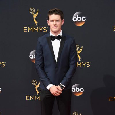 Alex MacNicoll en la alfombra roja de los Emmy 2016