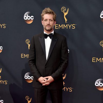 Paul Sparks en la alfombra roja de los Emmy 2016