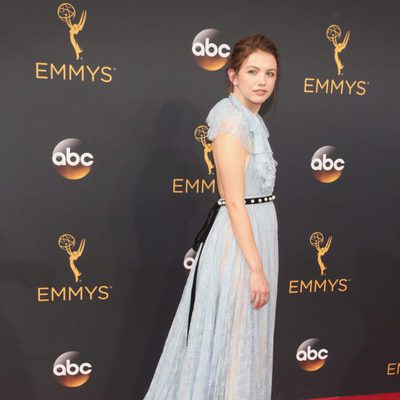 Hannah Murray en la alfombra roja de los Emmy 2016