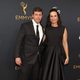 Kyle Chandler y Kathryn Chandler en la alfombra roja de los Emmy 2016