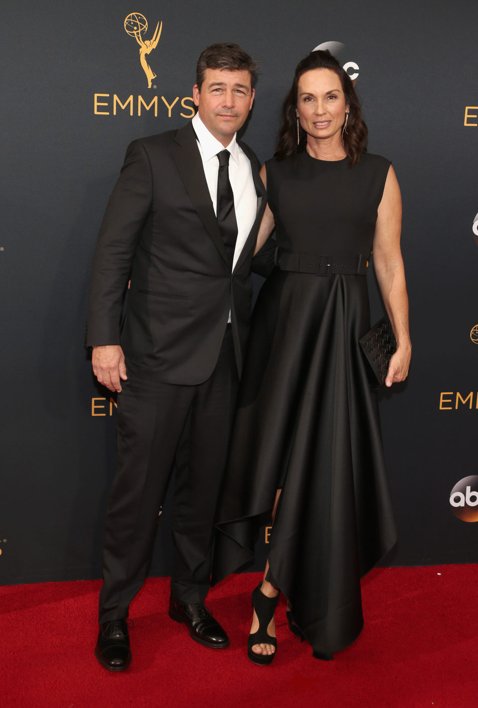 Kyle Chandler y Kathryn Chandler en la alfombra roja de los Emmy 2016